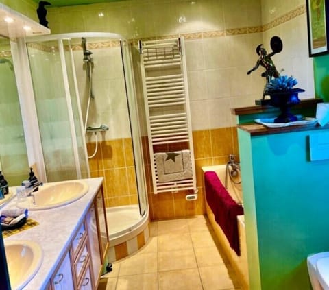 Basic Room, City View | Bathroom