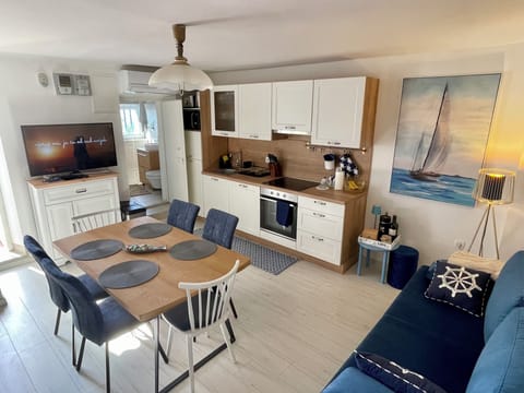 Full-size fridge, microwave, oven, stovetop