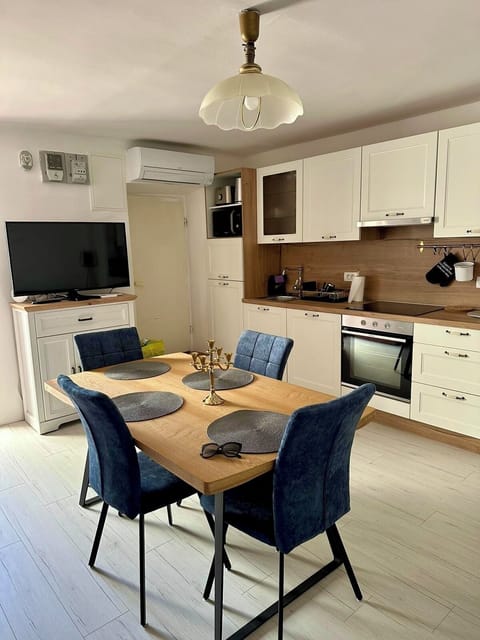 Full-size fridge, microwave, oven, stovetop