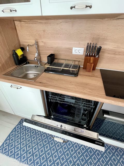 Comfort House, 3 Bedrooms, Hill View, Sea Facing | Private kitchen | Full-size fridge, microwave, oven, stovetop