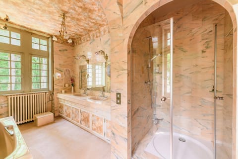 Deluxe Suite, Park View (Terracotta) | Bathroom | Free toiletries, hair dryer, shampoo, toilet paper