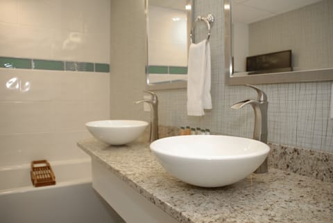 Junior Suite, 1 King Bed with Sofa bed | Bathroom | Free toiletries, hair dryer, towels