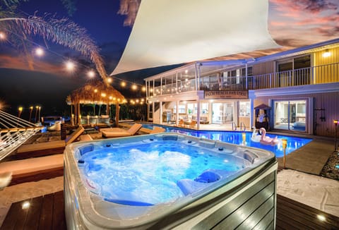 Deluxe House, 6 Bedrooms, Garden View | Private spa tub