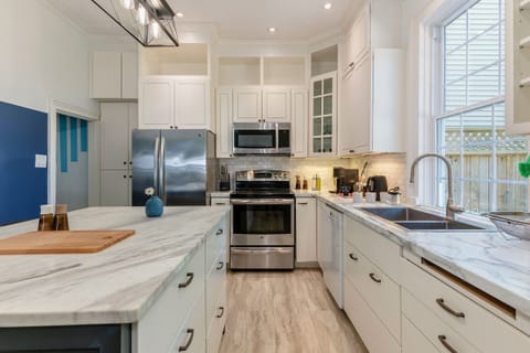 Design House, 3 Bedrooms, Non Smoking, Kitchen | Private kitchen | Reusable coffee/tea filters