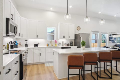 House (4 Bedrooms) | Private kitchen | Microwave, oven, coffee/tea maker, dining tables