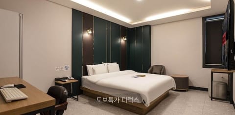 Deluxe Room | Desk, laptop workspace, free WiFi