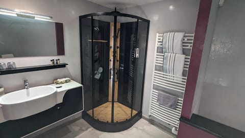 Comfort Room, Garden View | Bathroom | Shower, towels