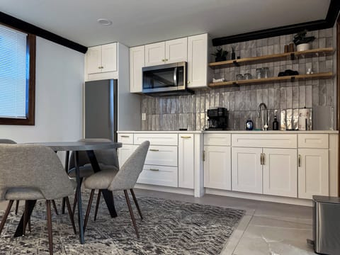 Deluxe Studio, 1 King Bed with Sofa bed, Accessible, Kitchen | Private kitchen