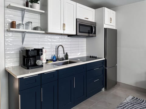 Studio, 1 King Bed, Kitchen | Private kitchen