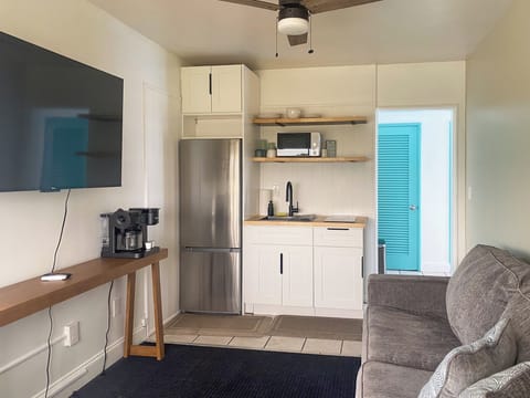 Standard Suite, Multiple Beds, Kitchen, Beach View | Private kitchen