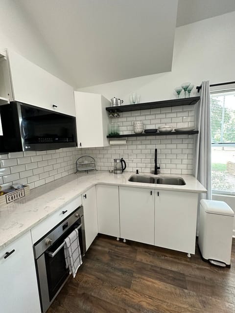 Apartment, Private Bathroom, Garden View (The Loft) | Shared kitchen