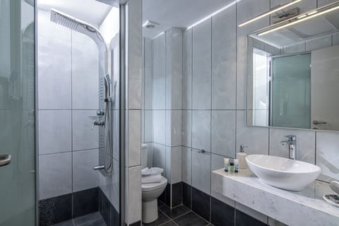 Shower, rainfall showerhead, free toiletries, hair dryer