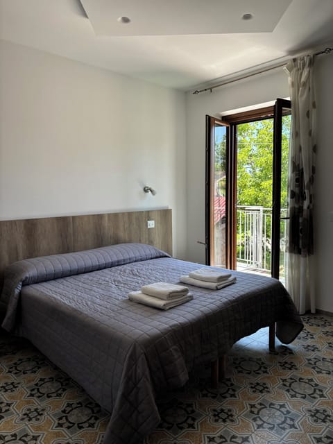 Desk, laptop workspace, soundproofing, free WiFi