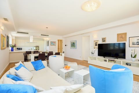 Apartment (3 Bedrooms) | Living area | 140-cm TV with satellite channels