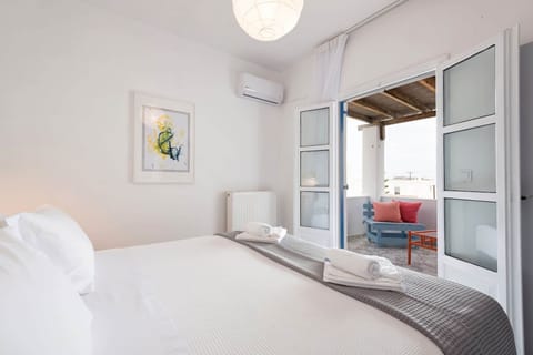 House | 2 bedrooms, desk