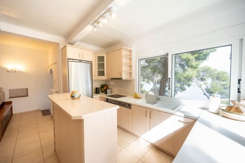 House | 4 bedrooms, desk