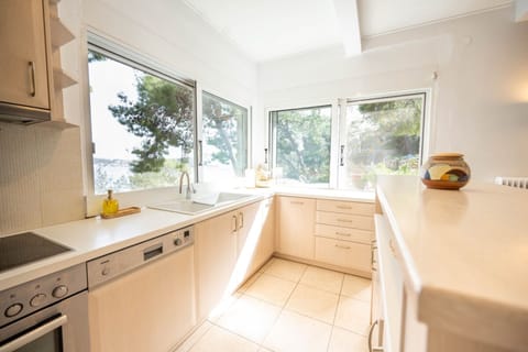 House | 4 bedrooms, desk