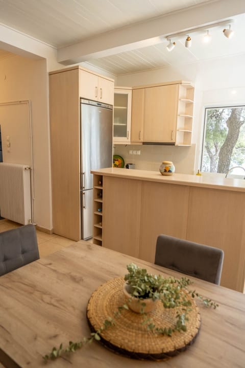 House | 4 bedrooms, desk