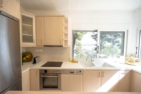 House | 4 bedrooms, desk