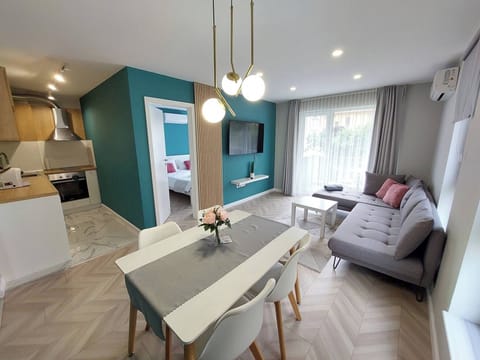 Apartment, 2 Bedrooms | Dining room