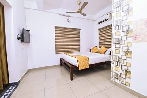 Deluxe Double Room, City View | Desk, iron/ironing board, free WiFi