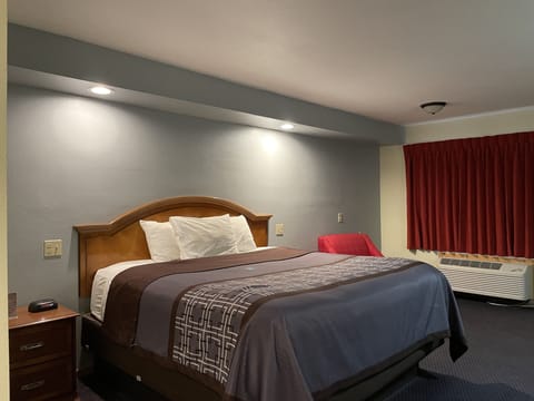 Deluxe Room, 1 King Bed | Desk, iron/ironing board, free WiFi