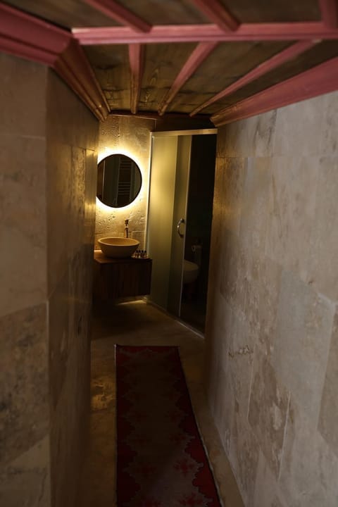 Deluxe Suite | Minibar, individually decorated, individually furnished, soundproofing