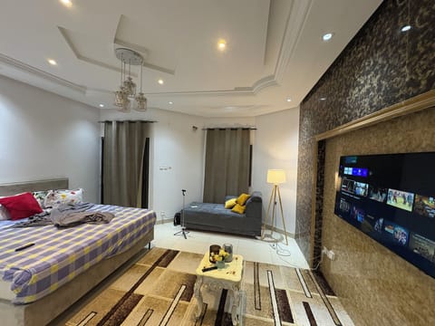 Luxury Double Room, Balcony, City View | In-room dining