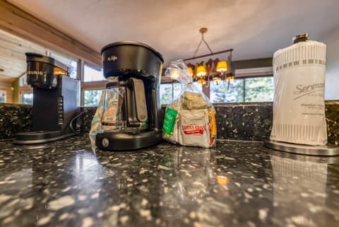 House, 4 Bedrooms | Coffee and/or coffee maker