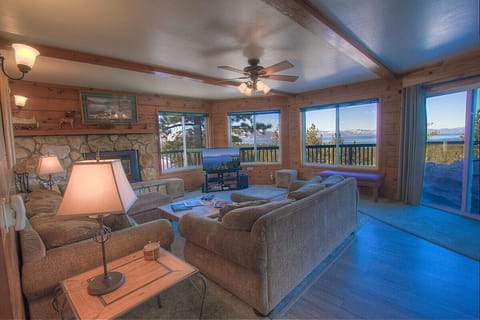 House, 5 Bedrooms | Living area