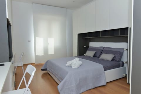 City Apartment, Mountain View | 2 bedrooms, down comforters, blackout drapes, iron/ironing board