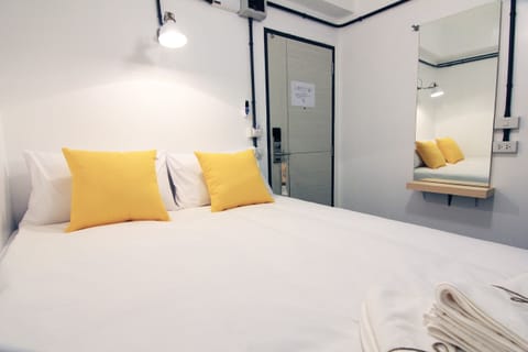 Zleep Warm Room | Hypo-allergenic bedding, desk, free WiFi, bed sheets