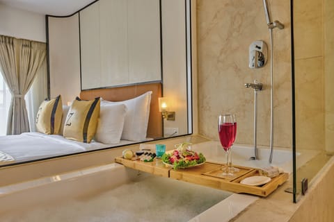 Premier Suite | Bathroom | Free toiletries, slippers, towels, soap