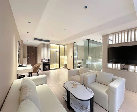 Luxury Suite, Balcony, City View | Living area