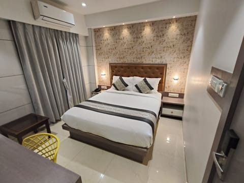 Deluxe Double Room | Hypo-allergenic bedding, down comforters, Select Comfort beds