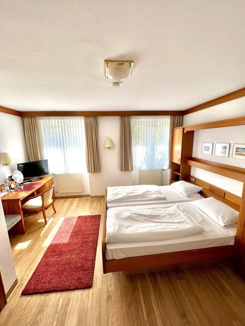 Double Room, 1 Double Bed | Minibar, in-room safe, desk, free cribs/infant beds