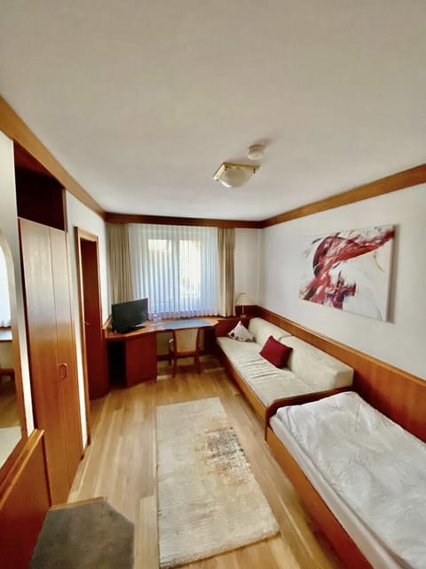Single Room, 1 Twin Bed | Minibar, in-room safe, desk, free cribs/infant beds