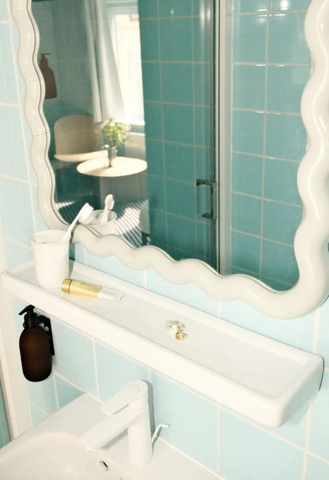 Comfort Double Room, City View | Bathroom | Towels, soap, shampoo, toilet paper