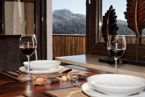 Family Suite, Kitchen, Mountain View | In-room dining