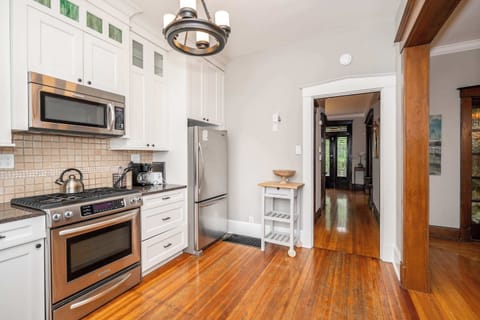 House, Multiple Beds, Hot Tub, Garden View (Doctor’s Retreat w/ Hot Tub) | Private kitchen | Fridge, microwave, oven, stovetop