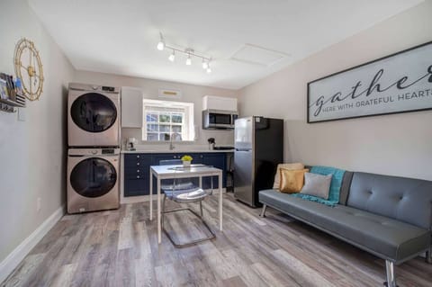 Studio, 1 King Bed, Kitchen (Donald’s Luxury Retreat) | Interior