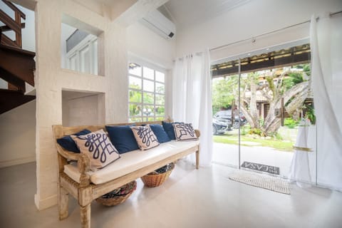 Deluxe House, 4 Bedrooms, Air conditioning | Living area