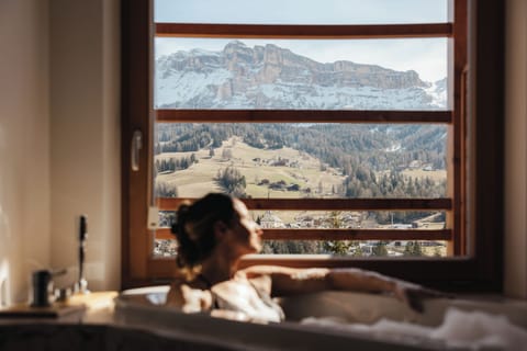 Junior Suite | Bathroom | Hair dryer, bathrobes, bidet, towels