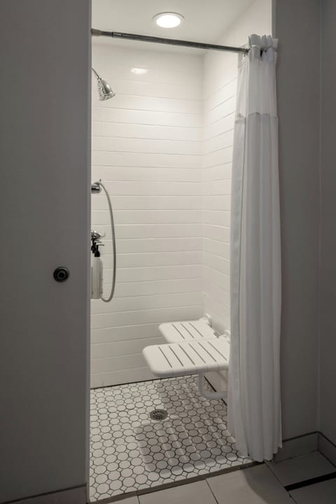 Shower, free toiletries, towels