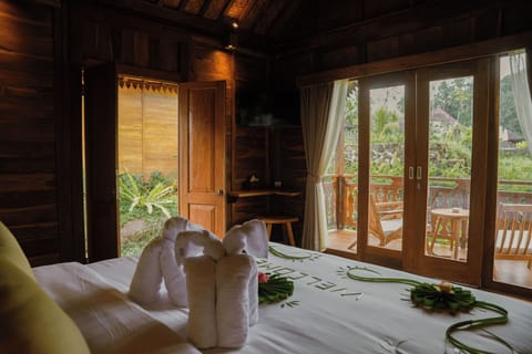 Premium bedding, in-room safe, desk, laptop workspace