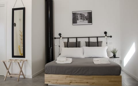 Studio, 1 Queen Bed with Sofa bed, Kitchenette | Iron/ironing board, free WiFi
