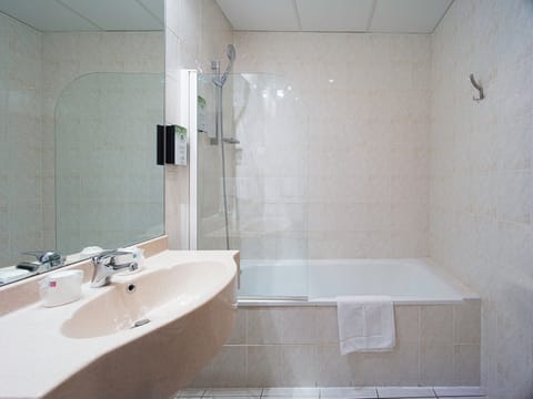 Quadruple Room | Bathroom | Hair dryer, towels, soap, shampoo