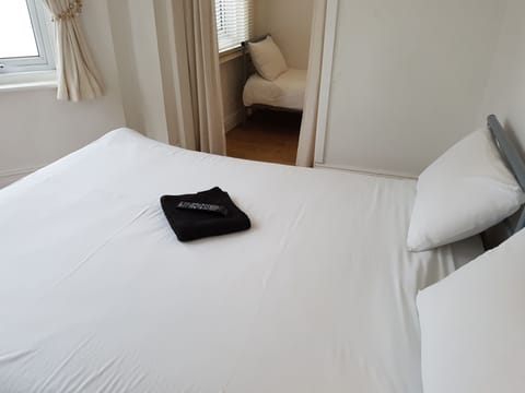 Triple Room with Private Bathroom | Free WiFi, bed sheets