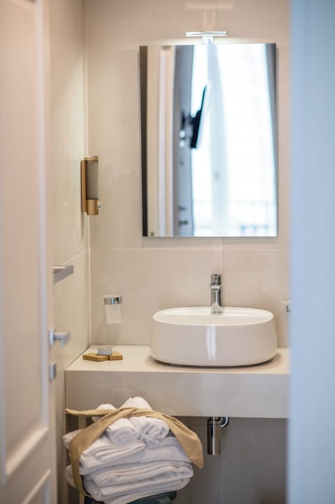Deluxe Triple Room, City View | Bathroom | Jetted tub, rainfall showerhead, hair dryer, bidet