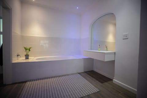 Family Quadruple Room, Non Smoking | Bathroom | Free toiletries, hair dryer, bathrobes, towels